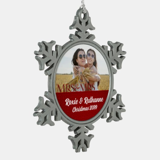 Mrs. & Mrs. Red Holiday Lesbian結婚写真 スノーフレークピューターオーナメント (左)