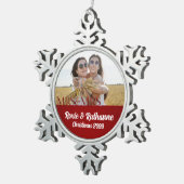 Mrs. & Mrs. Red Holiday Lesbian結婚写真 スノーフレークピューターオーナメント (右)