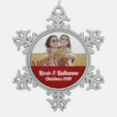 Mrs. & Mrs. Red Holiday Lesbian結婚写真 スノーフレークピューターオーナメント (正面)