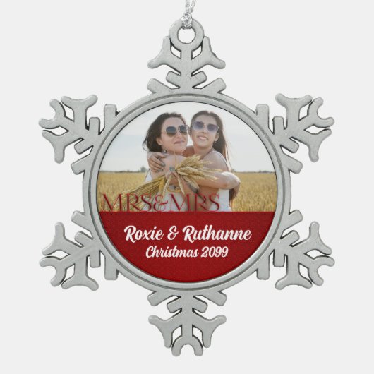 Mrs. & Mrs. Red Holiday Lesbian結婚写真 スノーフレークピューターオーナメント (正面)
