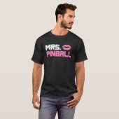 Mrs Pinball slot machine gamer partner look men Tシャツ (正面フル)