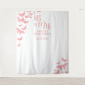 Ms Mrsピンクバタフライシック白ブライダル背景 タペストリー (正面)