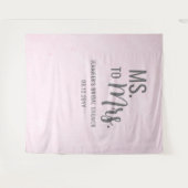 Ms to Mrsピンクの赤面モダンブライダルシャワー背景 タペストリー (正面(横))