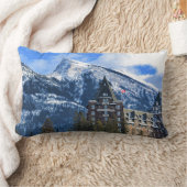 Mt Rundle and Famous Hotel, Banff, Alta，カナダ ランバークッション (ブランケット)