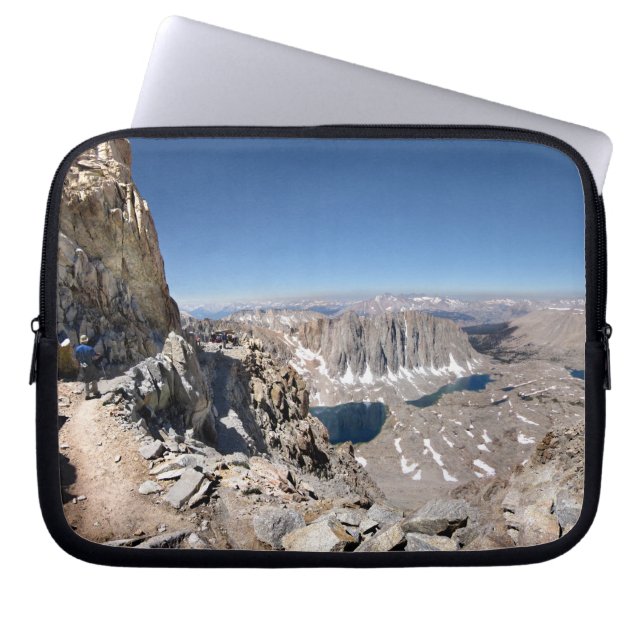 Mt Whitney Trail Junction John Muir Trail ラップトップスリーブ (正面)
