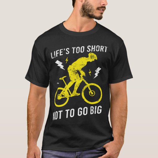 MTBライフが短すぎて大きな山のバイクもしくは自転車に乗る人に移動しない Tシャツ (正面)