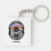 Much Gayer – 可愛おもしろいい黒猫LGBTQプライド キーホルダー (裏面)