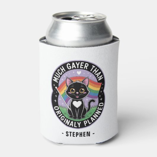 Much Gayer – 可愛おもしろいい黒猫LGBTQプライド 缶クーラー (缶正面)