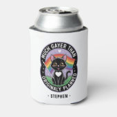 Much Gayer – 可愛おもしろいい黒猫LGBTQプライド 缶クーラー (缶裏面)