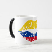 Mug Colombian Flag Kiss Print – Bold Patriotic Lip モーフィングマグカップ (正面左)