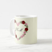 Mug crème avec des cœurs roses et rouges コーヒーマグカップ (正面左)