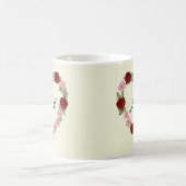Mug crème avec des cœurs roses et rouges コーヒーマグカップ (中央)