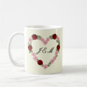 Mug crème avec des cœurs roses et rouges コーヒーマグカップ (左)