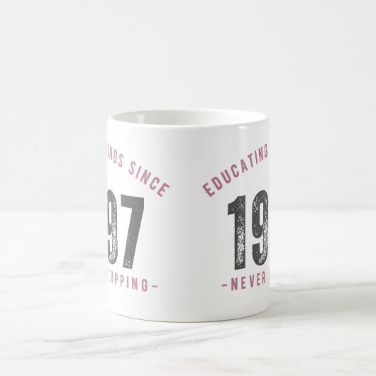 Mug - 'Educating Minds Since 1997 Never Stopping'  コーヒーマグカップ (中央)