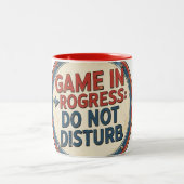 MUG "GAME IN ROGRESS – DO NOT DISTURB". ツートーンマグカップ (中央)