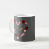 Mug gris avec des cœurs roses et rouges コーヒーマグカップ (正面左)