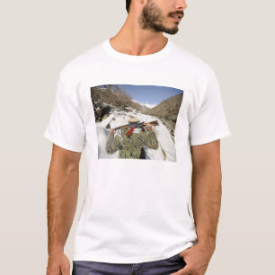 Mujahadeenの監視は米国の軍隊のmembeと歩きます Tシャツ