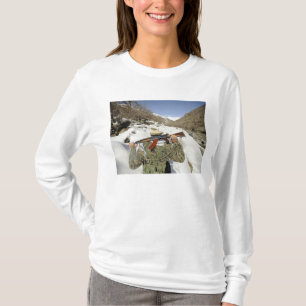 Mujahadeenの監視は米国の軍隊のmembeと歩きます Tシャツ
