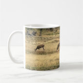 Mule Deer in a Field，オレゴン，ジョセフ コーヒーマグカップ (左)