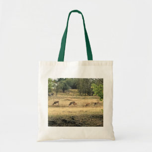 Mule Deer in a Field，オレゴン，ジョセフ トートバッグ