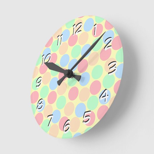 Multi-Color Pastel Dots Pattern ラウンド壁時計 (傾斜)