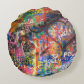 Multicolored graffiti on concrete wall ラウンドクッション (裏面)