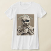 Mummy Needs Coffee – Spooky Morning Humor Tシャツ (レイダウン)