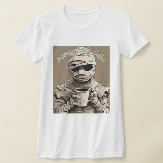 Mummy Needs Coffee – Spooky Morning Humor Tシャツ (レイダウン)
