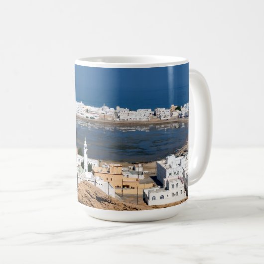 Muscat近くのスールタウン – オマーン コーヒーマグカップ (正面右)