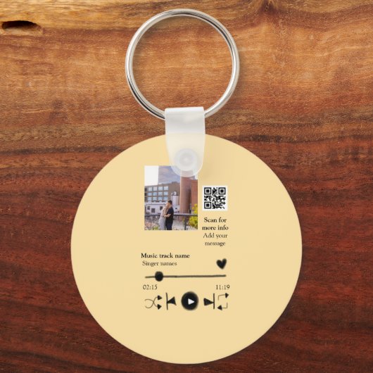 Music player personalized couple love q r code tex キーホルダー (裏面)
