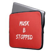 MUSK B ストップ ラップトップスリーブ (正面左)