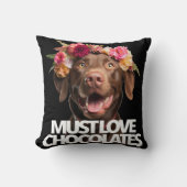 Must Love Chocolates brown labrador retriever クッション (正面)