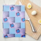 Muster aus Quadraten und blauen Blüten キッチンタオル (四つ折り)