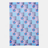 Muster aus Quadraten und blauen Blüten キッチンタオル (縦)