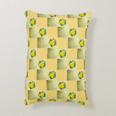 Muster aus Quadraten und gelben Blüten アクセントクッション (裏面(縦))