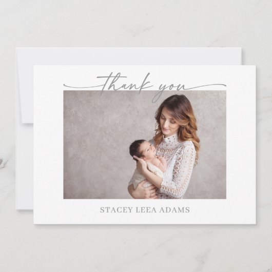 Muted Gray Minimalist Baby Photo Thank You Card 招待状 (正面)