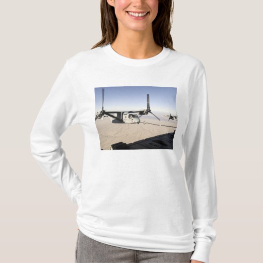MV-22オスプレイが空中飛行を行う Tシャツ (正面)