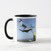 MV-22オスプレイがUSSナッソーから発射 マグカップ (左)