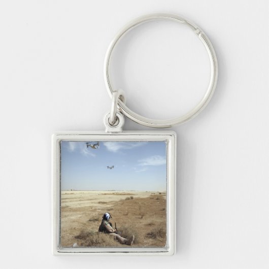 MV-22Bオスプレイは米海軍病院コルpsmを飛ぶ キーホルダー (正面)