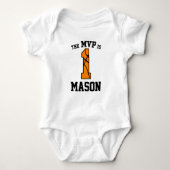MVPは1バスケットボールスポーツ第1誕生日 ベビーボディスーツ (正面)