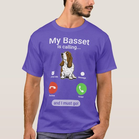 My Basset is Calling and I Must Go Funny Basset Ho Tシャツ (正面)