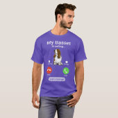 My Basset is Calling and I Must Go Funny Basset Ho Tシャツ (正面フル)
