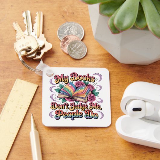 My Books Don't Judge Me....  キーホルダー (デスク)