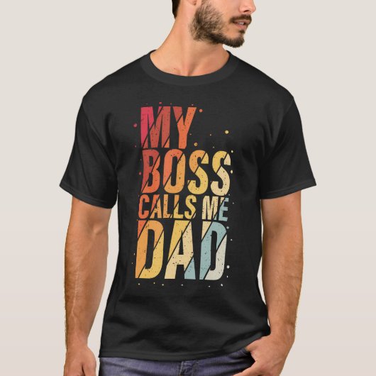 My Boss Calls Me Dad Humorous Honorary Father Desi Tシャツ (正面)