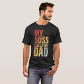 My Boss Calls Me Dad Humorous Honorary Father Desi Tシャツ (正面フル)