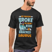 My Broom Broke So Now I Ride A Brachiosaurus Dinos Tシャツ (正面)