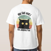 My Cat And I Are Judging You Funny Retro Sunset Bl Tシャツ (裏面)
