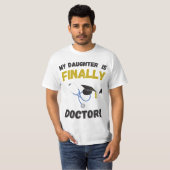 My DAUGHTER is Finally a Doctor – Medical Gift Tシャツ (正面フル)