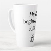 My Day Begins After Coffee - Minimalist Quote カフェラテマグ (左アングル)