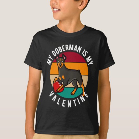 My Doberman Is My Valentine Heart Retro Sunset Dog Tシャツ (正面)